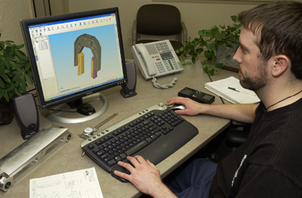 Los equipos de ingeniería y diseño de I+D y operaciones de Timberline Tool trabajan mano a mano con los clientes.